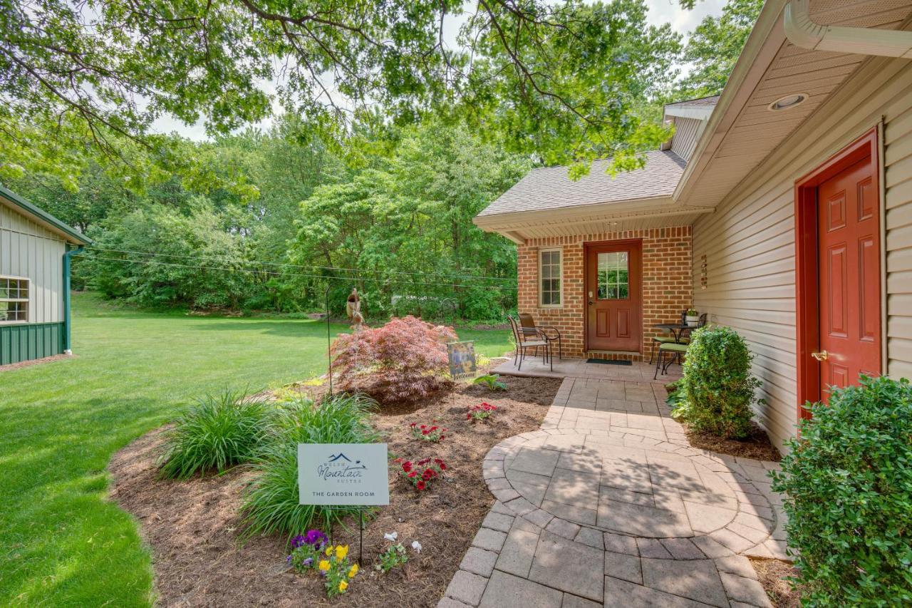 Cozy Garden Room In Welsh Mountain Suites! New Holland ภายนอก รูปภาพ